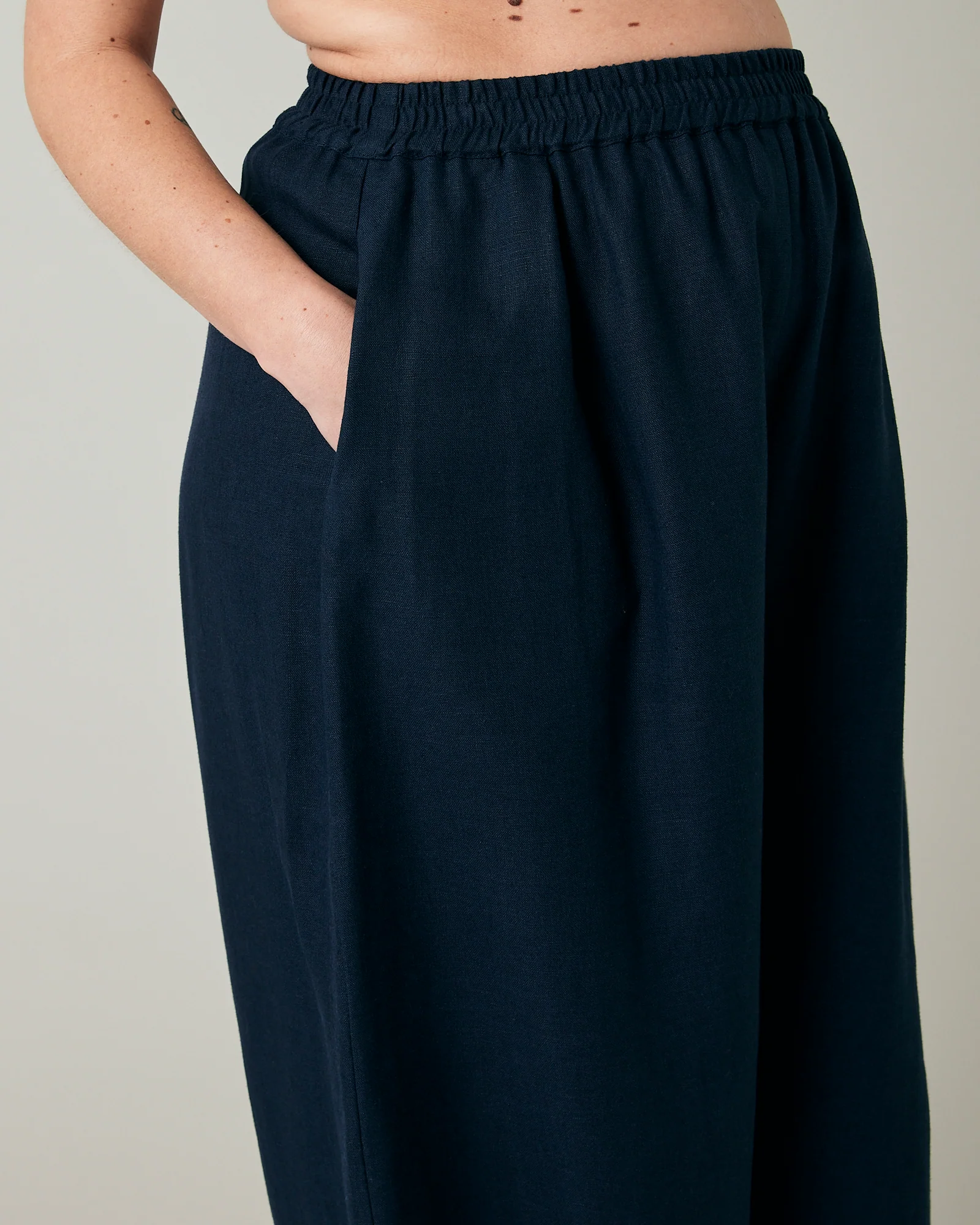 Daisy Navy Linen Trousers - Image 21