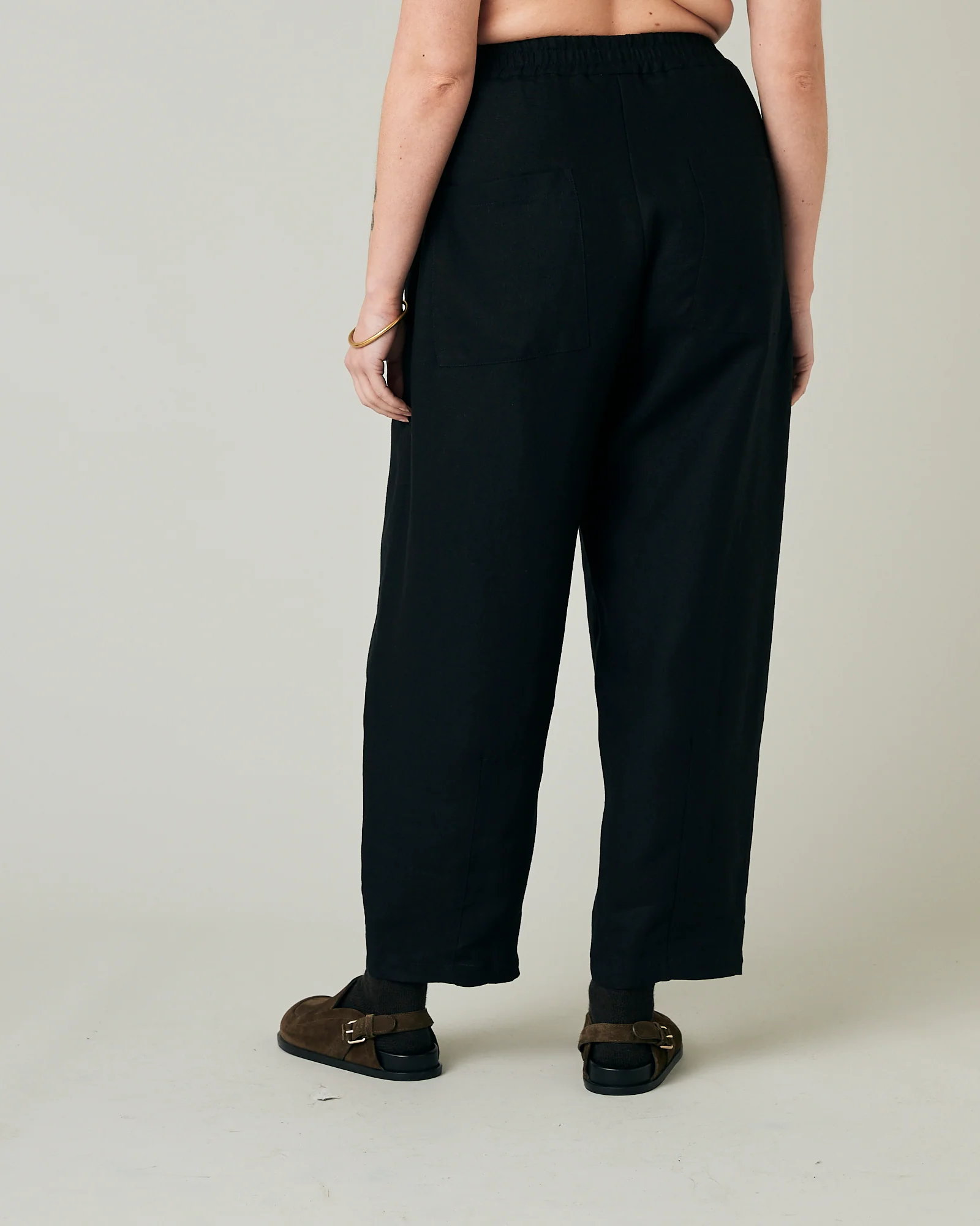 Huxley Black Linen Trousers - Image 16