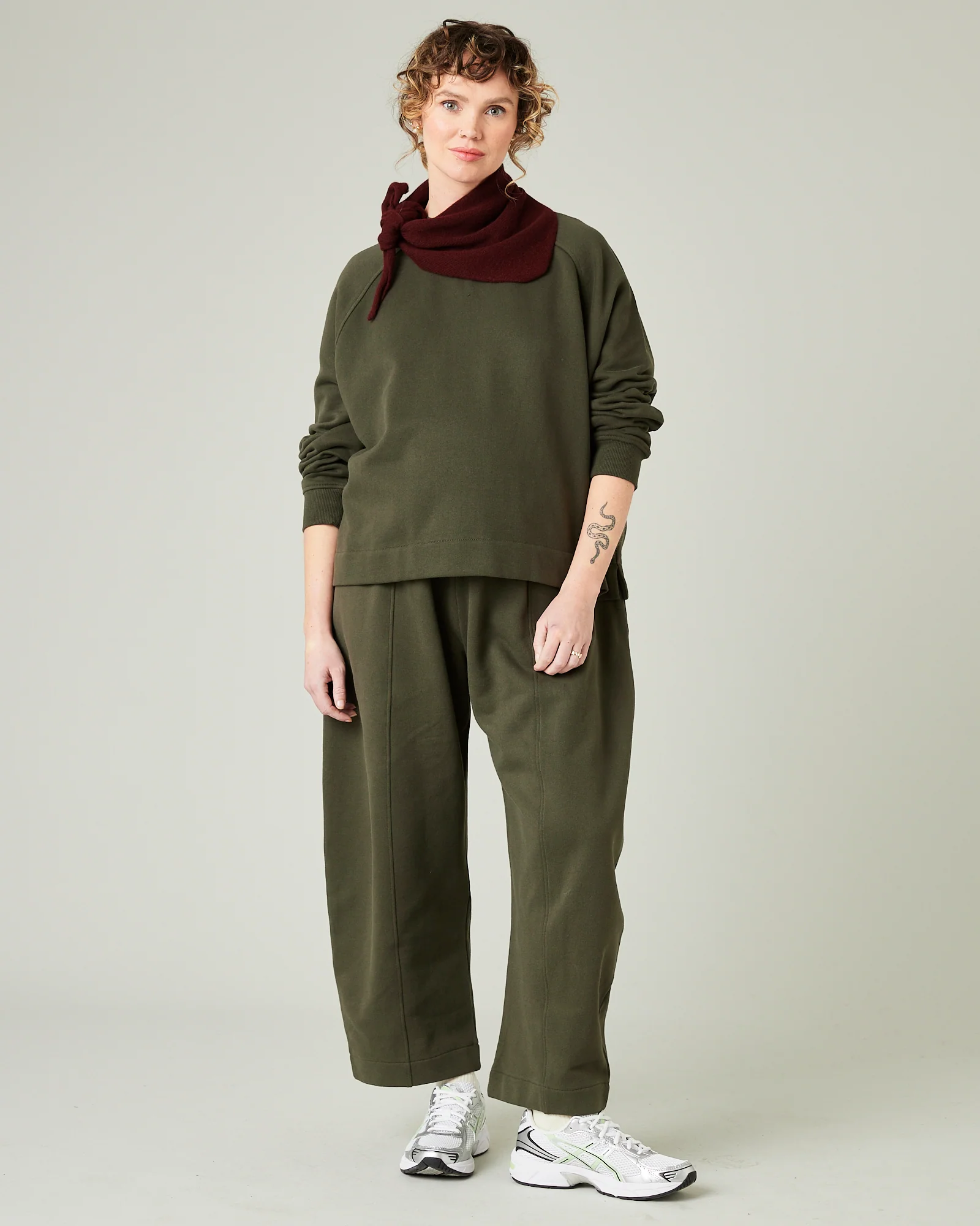 Noa Olive Fleeceback Jersey Jumper - Image 16